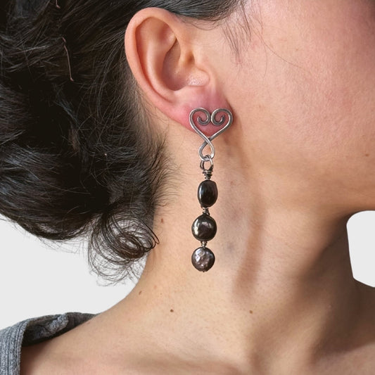 Zilveren harten met zwarte platte parelbengels