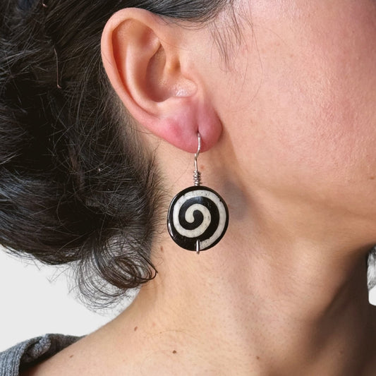 Afrikaanse hoorn spiraal oorbellen