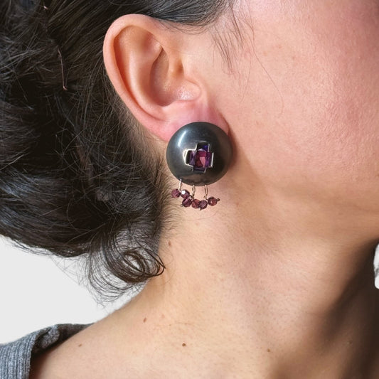 Gezwarte zilveren bol oorbellen met paarse kunziet