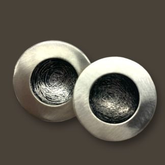 Hol met brede rand oorbellen