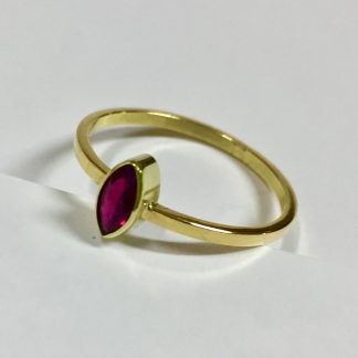 foto van gouden ring met een robijn