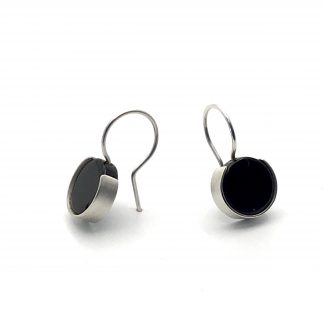Foto van zilveren oorbellen met zwarte oorbellen