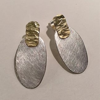 foto van zilveren ovalen oorbellen