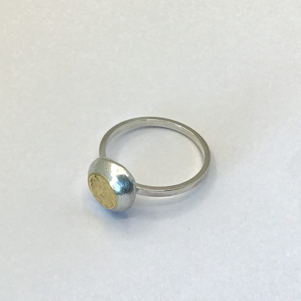 Foto van een ring met puur goud